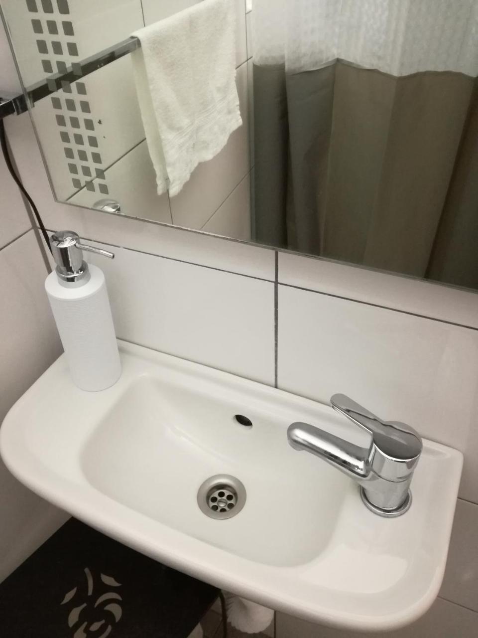 Guesthouse Coco スラヴォンスキ・ブロド エクステリア 写真